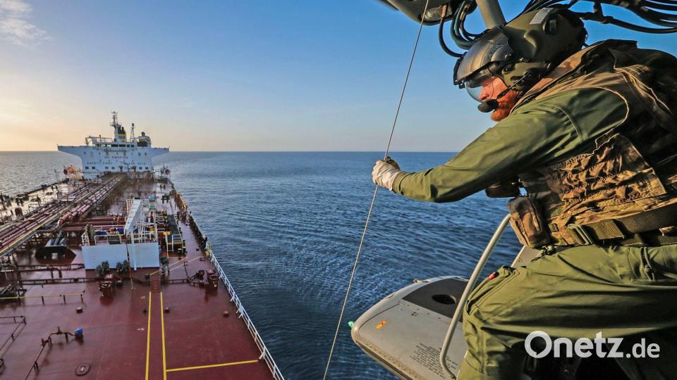 Britische Streitkräfte haben ein Schiff geentert, das zur russischen Schattenflotte gehören soll. (Handout) Bild: Lphot Hutchins/MoD Crown copyright/PA Wire/dpa
