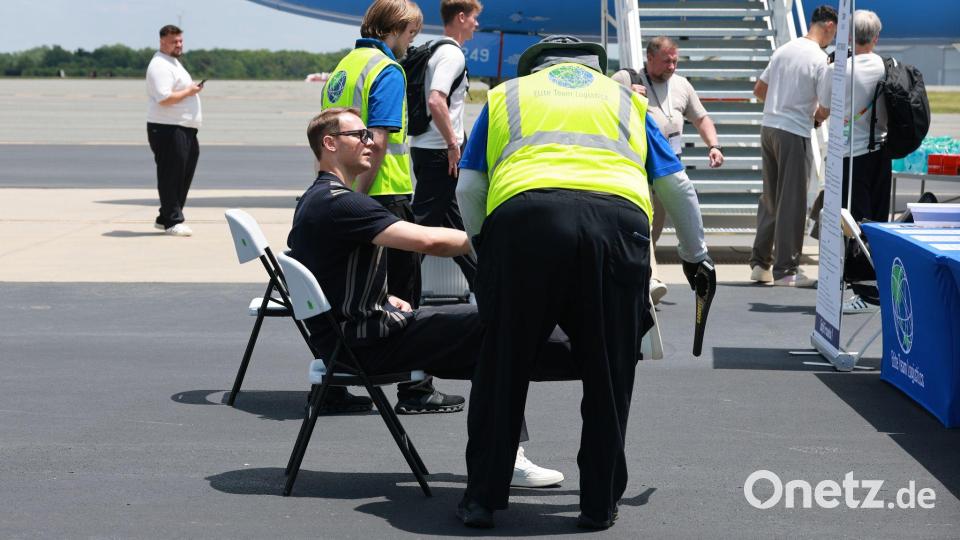 Manuel Neuer wird vor dem Abflug nach Houston kontrolliert. Bild: Jan Woitas/dpa