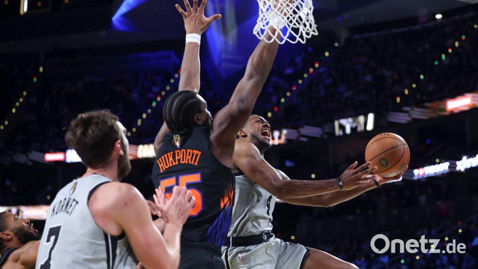 Darf sich NBA-Champion nennen: Der gebürtige Stralsunder Ariel Hukporti (M). (Archivbild) Bild: Ian Maule/AP/dpa