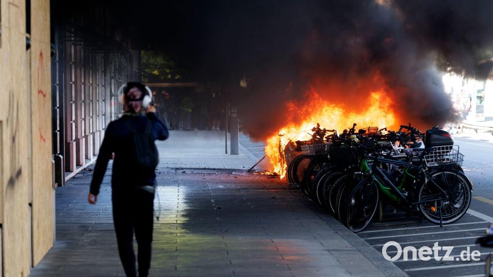In Genf geht bei Demonstrationen gegen den G7-Gipfel im französischen Évian ein Auto in Flammen auf. Bild: Cyril Zingaro/KEYSTONE/dpa