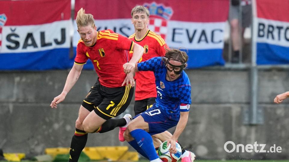 Kevin De Bruyne (l) ist immer noch Schlüsselspieler. (Archivbild) Bild: Darko Bandic/AP/dpa