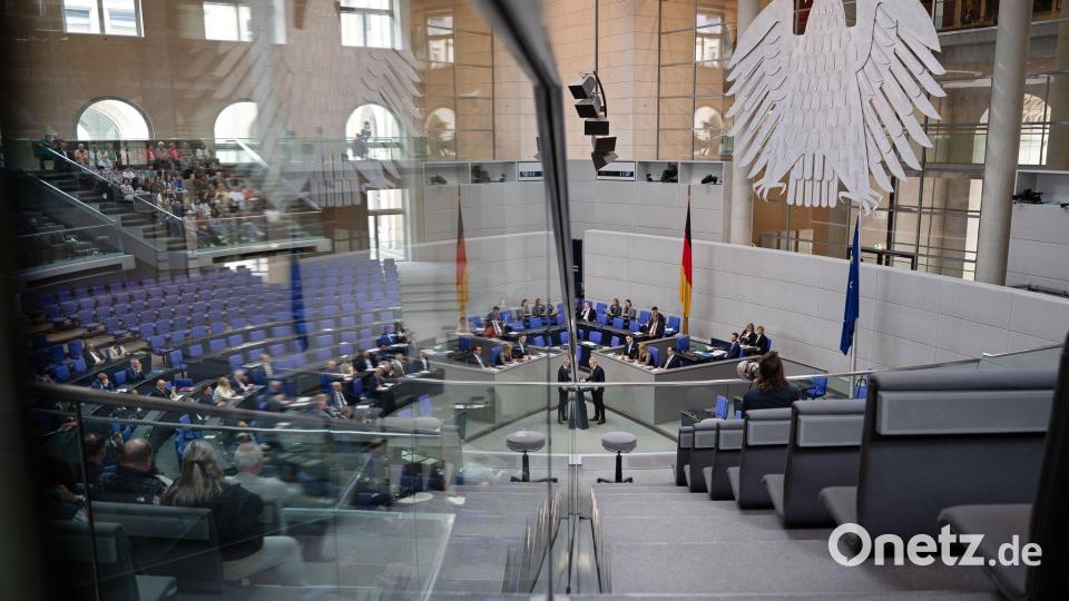 Wenn die Demokratie bröckelt, schadet das meinem Unternehmen - so sehen das laut einer Umfrage 78 Prozent der deutschen Führungskräfte. (Symbolbild) Bild: Markus Lenhardt/dpa