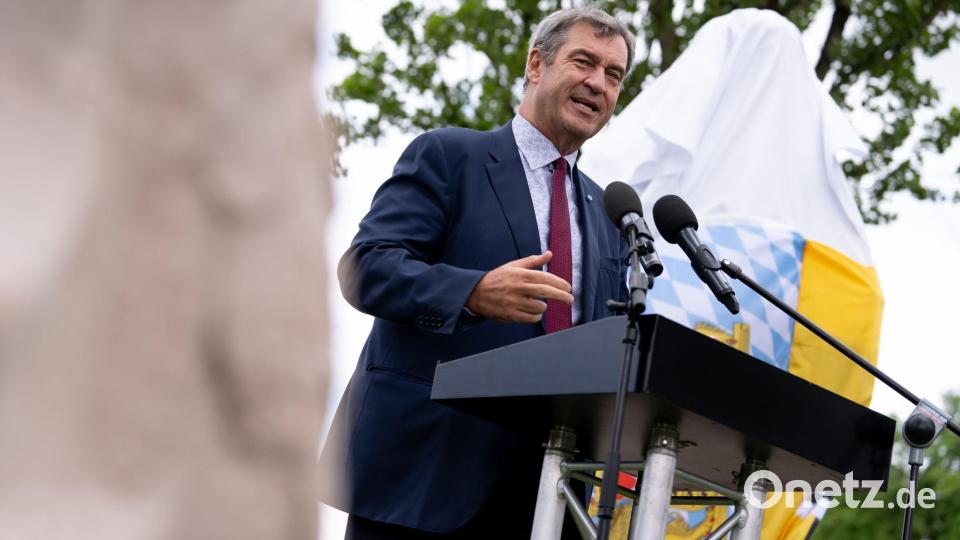 Bayerns Ministerpräsident Markus Söder (CSU) nimmt an der Enthüllung eines Denkmals anlässlich des 140. Todestages des bayerischen „Märchenkönigs“ Ludwig II. teil. Bild: Sven Hoppe/dpa