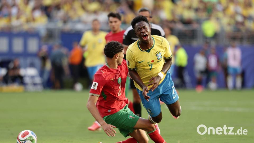 Traf sehenswert, musste aber auch einstecken: Brasiliens Vinícius Júnior (r.). Bild: Adam Hunger/AP/dpa
