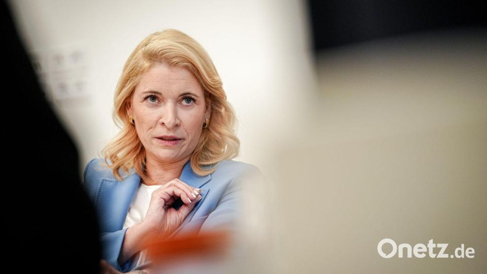 Bahnchefin Evelyn Palla warnt vor den Folgen, die ein härterer Wettbewerb im Fernverkehr auf der Schiene haben könnte. (Archivbild) Bild: Kay Nietfeld/dpa