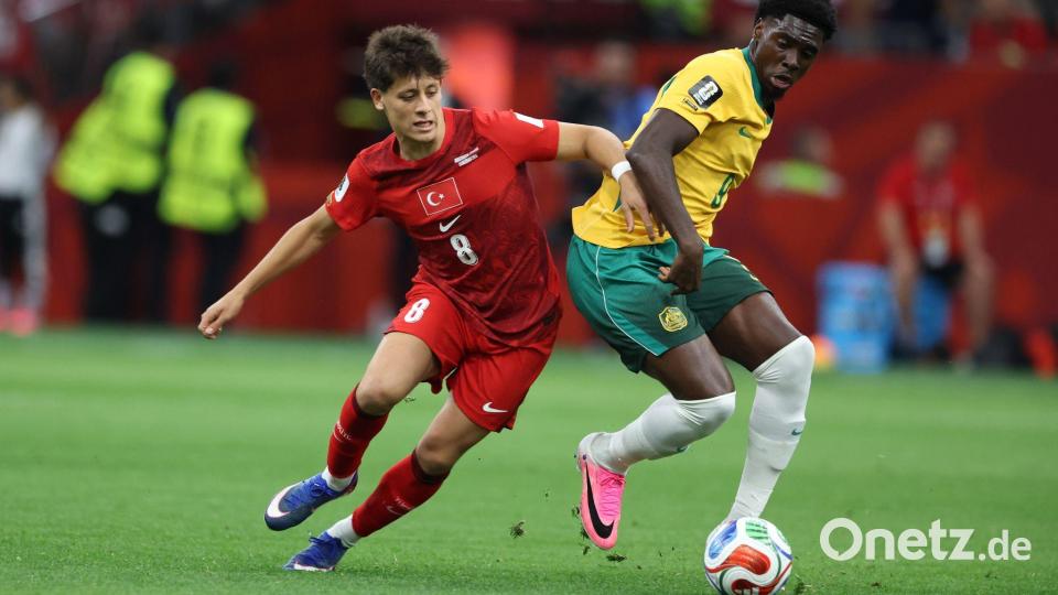 Arda Güler (links) und die Türkei sind mit einer Niederlage in die WM gestartet. Bild: Sydney Shankman/AP/dpa