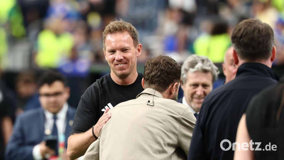Julian Nagelsmann (l) und Thomas Müller treffen sich vor dem Spiel. Bild: Christian Charisius/dpa