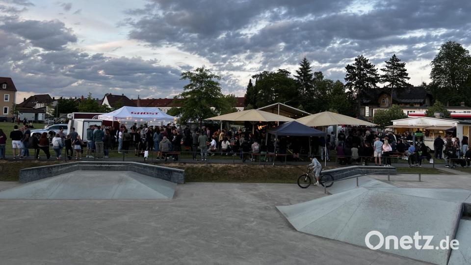 Das Freizeitgelände "Werk B" mit der Skate-Anlage in Waldsassen in der Abenddämmerung. Bild: Skate & Bike Crew Waldsassen/Anna Bergauer