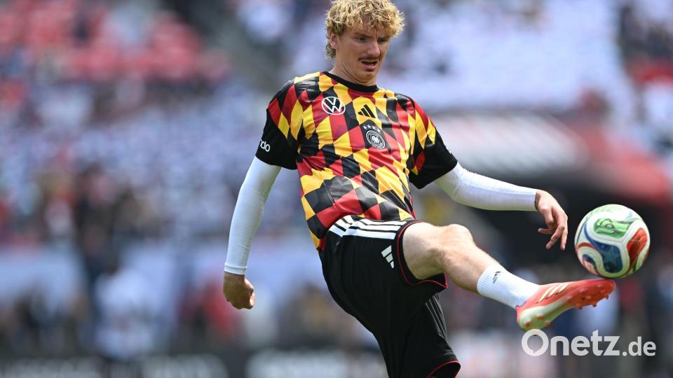 Für das Aufwärmtrikot des deutschen Teams gab es Lob von Harald Glööckler. (Archivfoto) Bild: Federico Gambarini/dpa