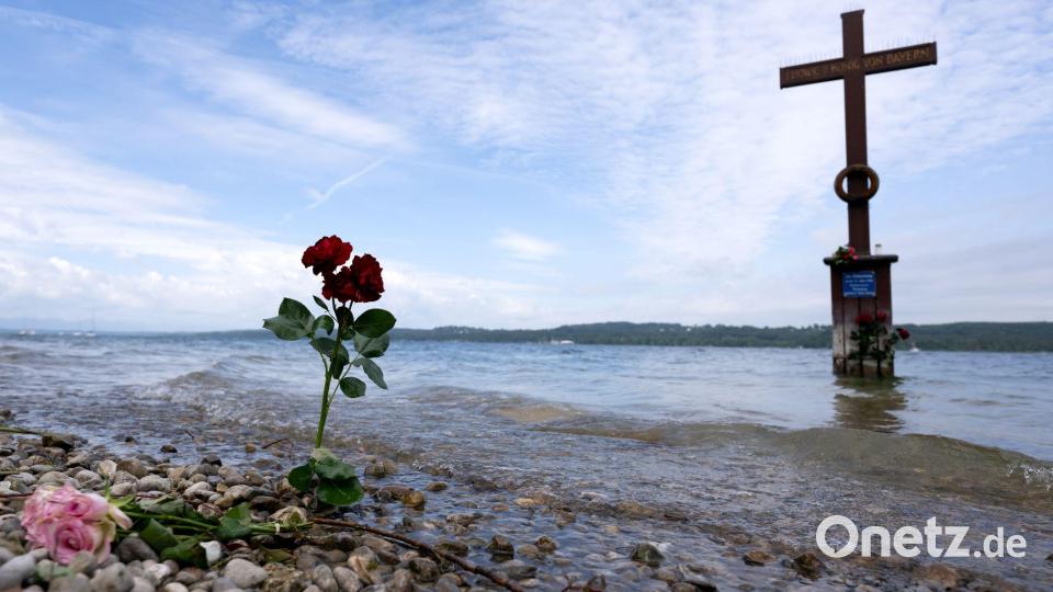 140 Jahre nach dem Tod von König Ludwig II. gedachten Königstreue am Starnberger des Herrschers. Bild: Sven Hoppe/dpa
