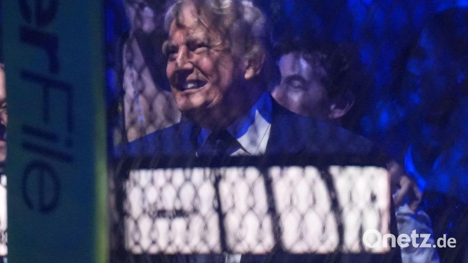 Trump betrachtet das Event aus nächster Nähe. Bild: Alex Brandon/AP/dpa