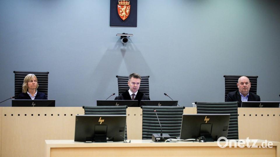 128 Seiten zum Urteil verliest Richter Jon Sverdrup Efjestad (Mitte). Bild: Stian Lysberg Solum/NTB/dpa