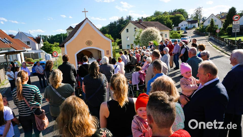 Beim Einweihungs-Gottesdienst der Hofmann-Kapelle, die nun dem Heiligen Antonius geweiht ist. Rechts vorne am Bildrand der Künstler Hans-Georg Hierl, daneben die Familie des Eigentümers, Anton Hofmann. Bild: Christine Löffler