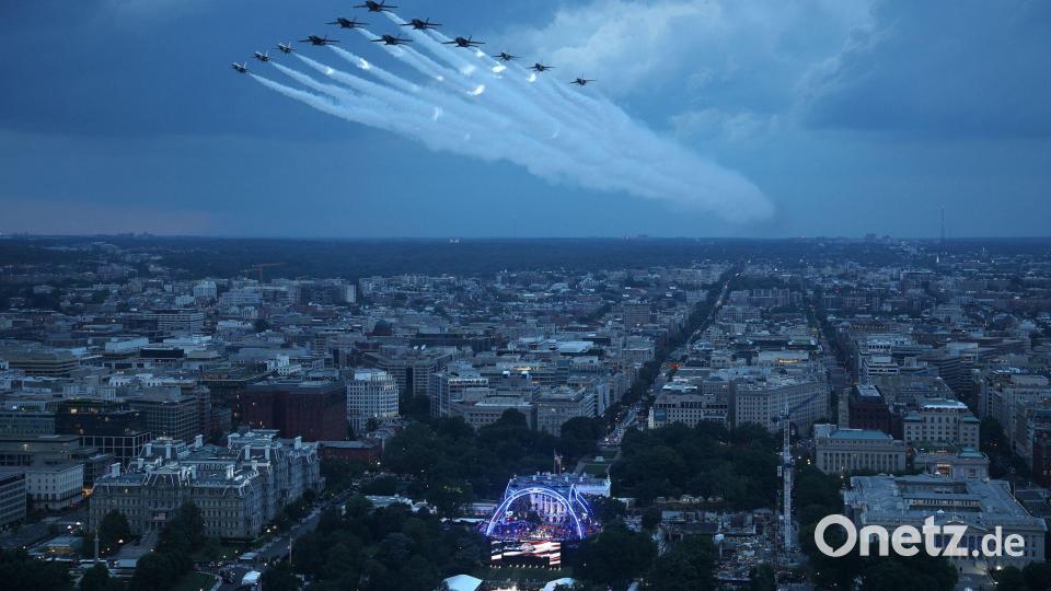 Ein Jet-Überflug ist Teil des Spektakels. Bild: Win McNamee/Pool Getty/AP/dpa