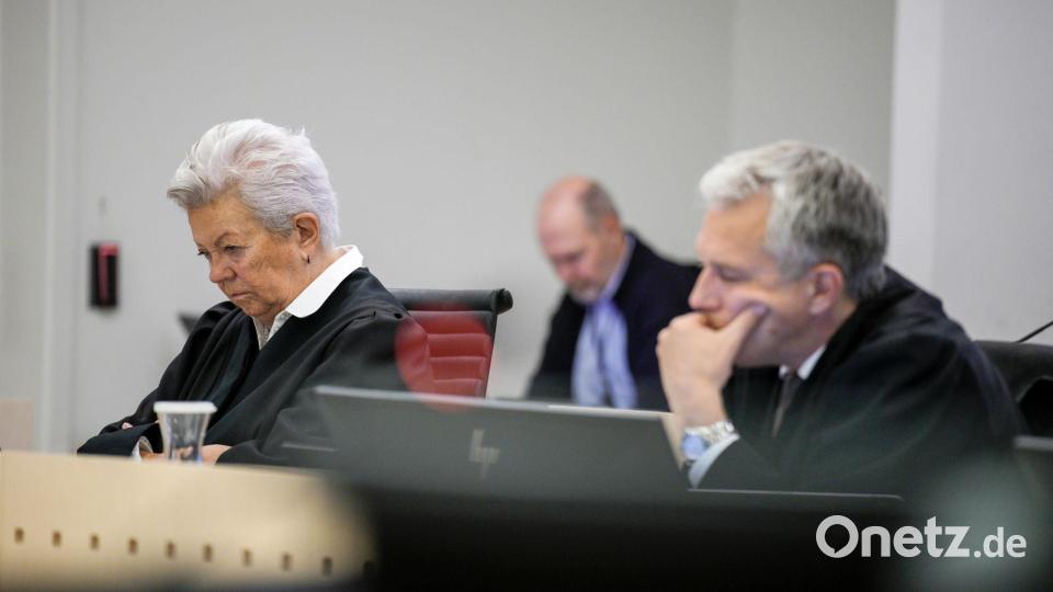 Regungslos nehmen Høibys Verteidiger das Urteil gegen ihren Mandaten auf. Bild: Stian Lysberg Solum/NTB/dpa