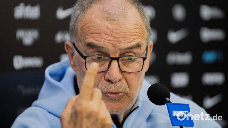 Uruguays Team um Trainer Marcelo Bielsa erreichte seinen Spielort Miami erst mit erheblicher Verspätung. (Archivbild) Bild: Matilde Campodonico/AP/dpa