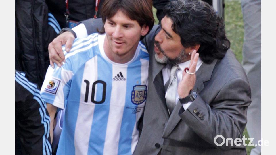 Diego Maradona und Lionel Messi, hier gemeinsam bei der WM 2010, werden in Argentinien immer wieder verglichen. (Archivbild) Bild: Jon Hrusa/EPA/dpa