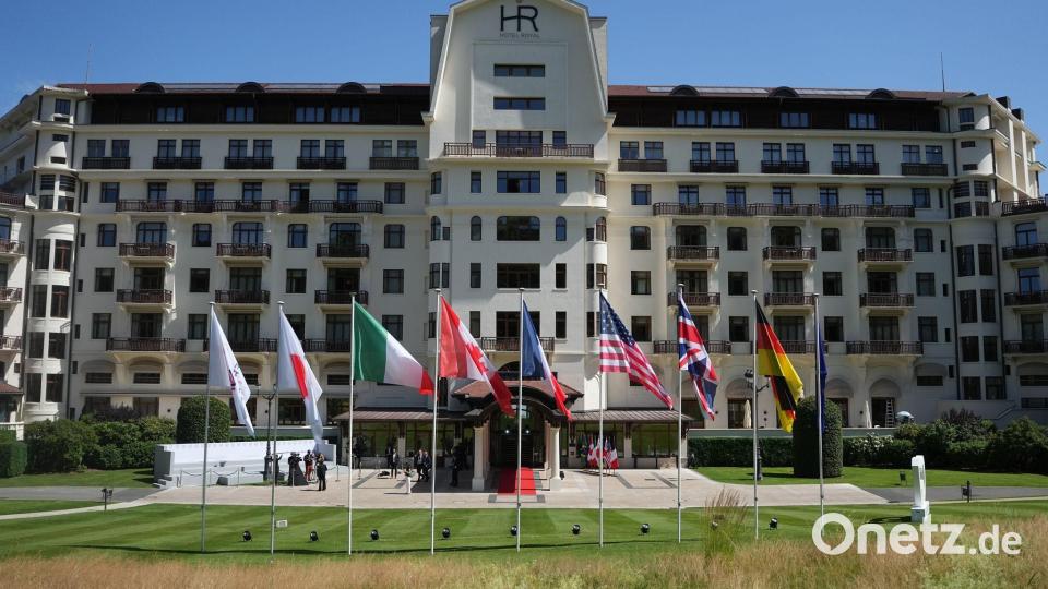 In diesem Hotel findet der Gipfel streng abgeschottet statt. Bild: Thibault Camus/AP/dpa
