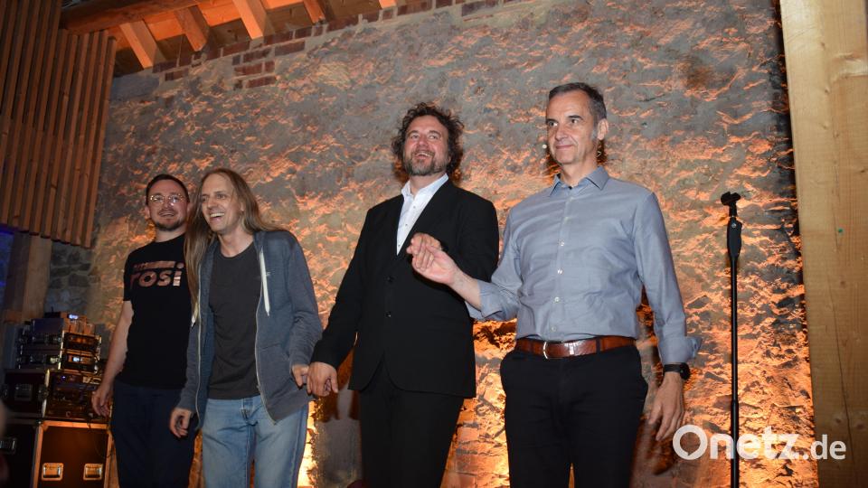 Das Publikum im Schlossbauernhof erlebte einen Comedyabend der Extraklasse. Von links: Moderator Rosi Rosner, präsentierte den Weiherer, Götz Frittrang und Stephan Kröll. Bild: Richard Braun