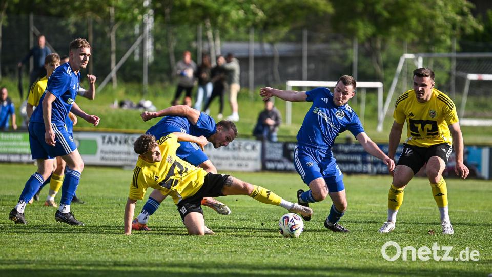 Im ersten Hinspiel der ersten Relegationsrunde zur Fußball-Landesliga duellierten sich der Bezirksliga-Vizemeister SV Hahnbach (gelbe Trikots) und der Tabellen-15. der Landesliga Mitte. Bild: Jonas Löffler