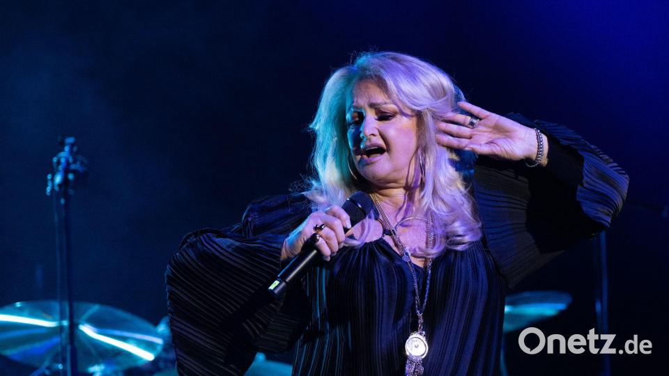 Sängerin Bonnie Tyler befindet sich zwar auf dem Weg der Besserung, muss ihre für den Sommer geplanten Konzerte jedoch absagen. (Archivbild) Bild: Sebastian Gollnow/dpa