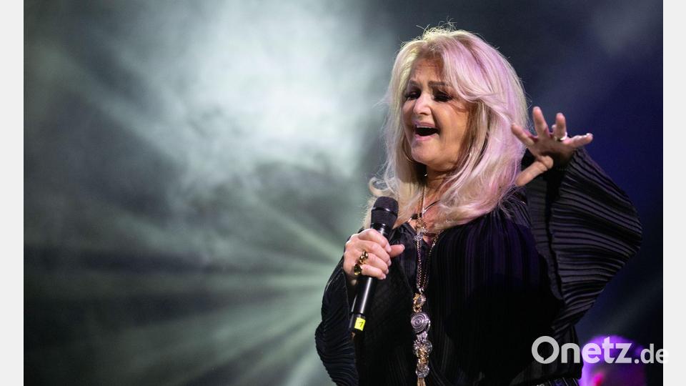 Pop-Ikone Bonnie Tyler ist in Portugal aus dem künstlichen Koma aufgeweckt worden, braucht für die Genesung aber mehr Zeit als gedacht. (Archivbild) Bild: Sebastian Gollnow/dpa