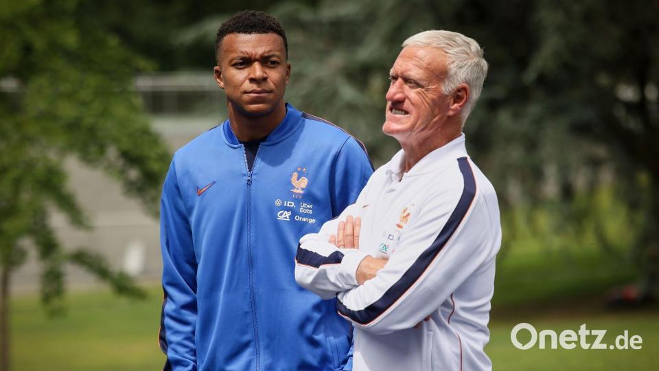 Könnten den ersten WM-Titel gemeinsam holen: Kylian Mbappé und Didier Deschamps. (Archivbild) Bild: Thomas Padilla/Pool AP/dpa
