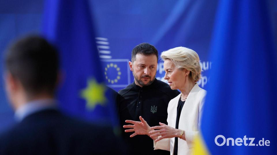EU-Kommissionspräsidentin Ursula von der Leyen spricht von einem „gewaltigen Schritt nach vorn“ - der ukrainische Präsident Wolodymyr Selenskyj hat lange auf ihn gewartet. (Archivbild) Bild: Omar Havana/AP/dpa