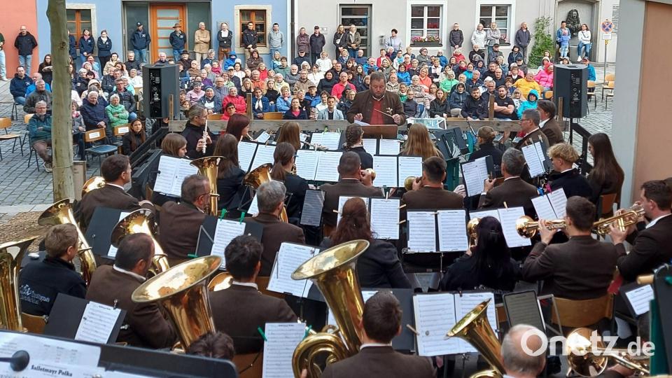 Das Publikum am Marktplatz erlebte ein mitreißendes Potpourri an traditioneller und zeitgenössischer Blasmusik. Bild: Georg Lang