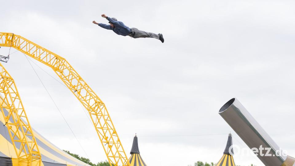 Kassel im Zirkusfieber: René Casselly wird beim Festival der Artisten aus der Kanone geschossen Bild: Swen Pförtner/dpa