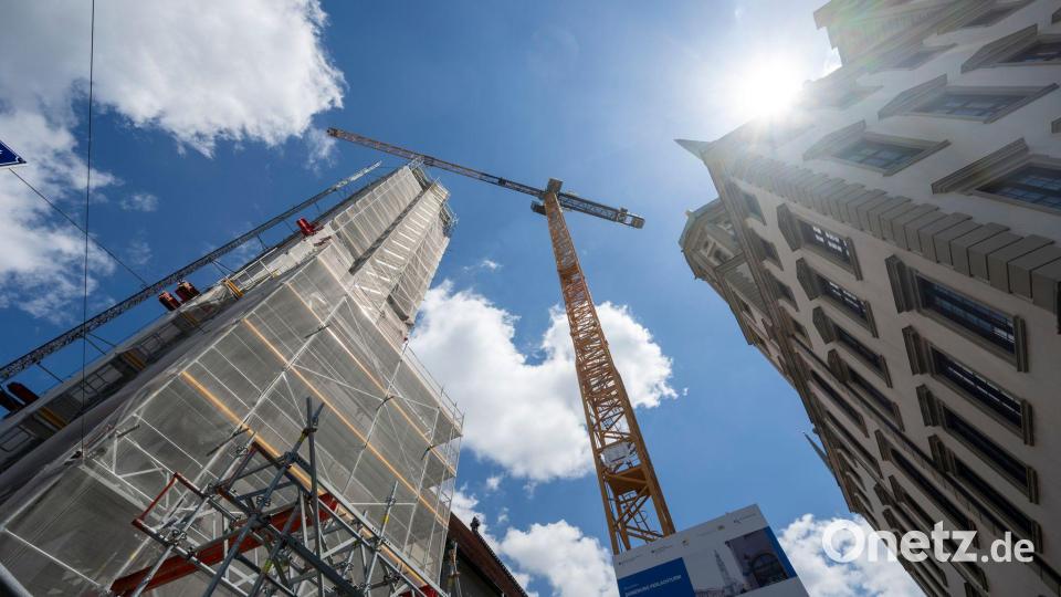 Zusammen mit dem historischen Rathaus (rechts) zählt der Turm zu den bekanntesten Bauwerken Augsburgs. Bild: Stefan Puchner/dpa