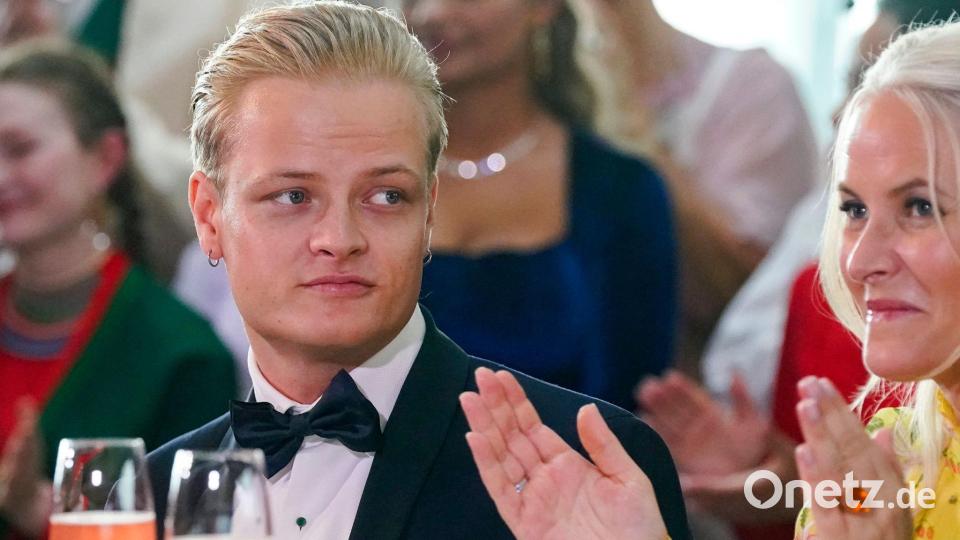 Dürfen sich seit geraumer Zeit fast nur im Gefängnis sehen: Marius Borg Høiby und Mama Mette-Marit. (Archivbild) Bild: Lise Aserud/NTB/dpa