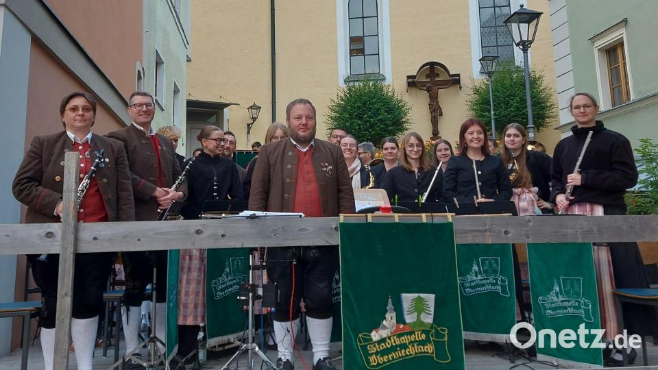 Zum Publikum gewandt, genossen die Musiker den Schlussapplaus. Bild: Georg Lang