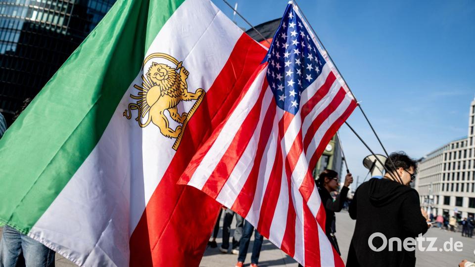 Die historische Iran-Flagge mit dem Löwen und der Sonne ist im WM-Stadion in Los Angeles verboten. (Archivbild) Bild: Fabian Sommer/dpa