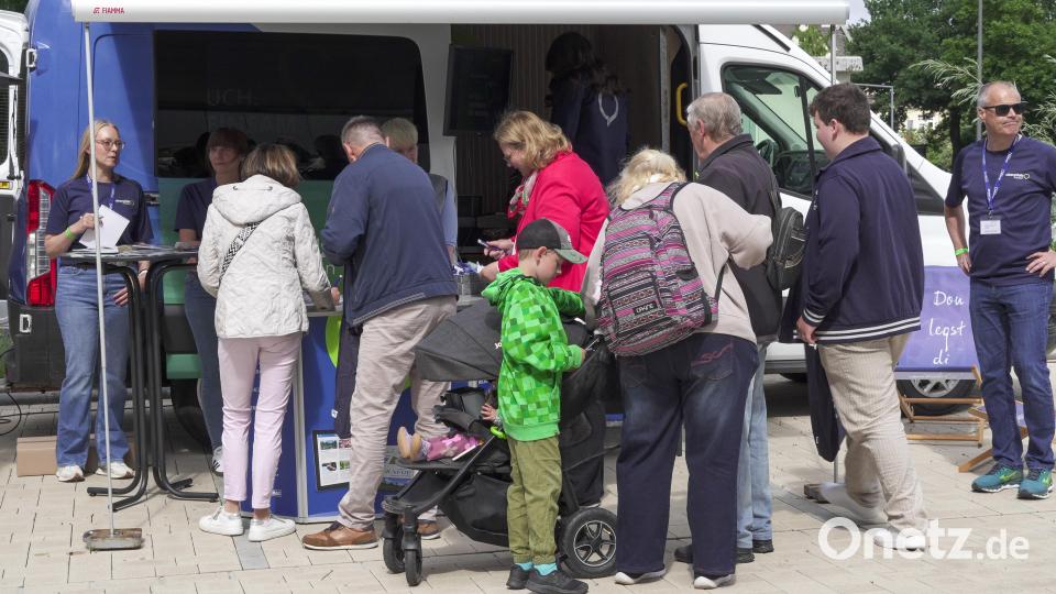 Mitarbeiter von Oberpfalz-Medien machen sich mit dem "Redaktion on Tour"-Sprinter am Mittwoch auf den Weg nach Waldsassen. Am Samstag war die erste Station in Weiden (Foto) und es schauten viele Leser vorbei. Bild: Franka Eichl
