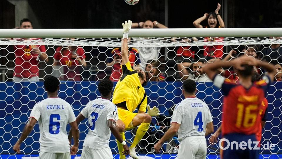 Vozinha (M) hält einen Kopfball von Mikel Oyarzabal. Bild: Mike Stewart/AP/dpa