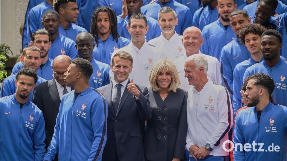 Der französische Präsident Emmanuel Macron und seine Frau Brigitte Macron verabschiedeten die Équipe Tricolore vor dem Abflug in die USA. (Archivbild) Bild: Thomas Padilla/Pool AP/AP/dpa