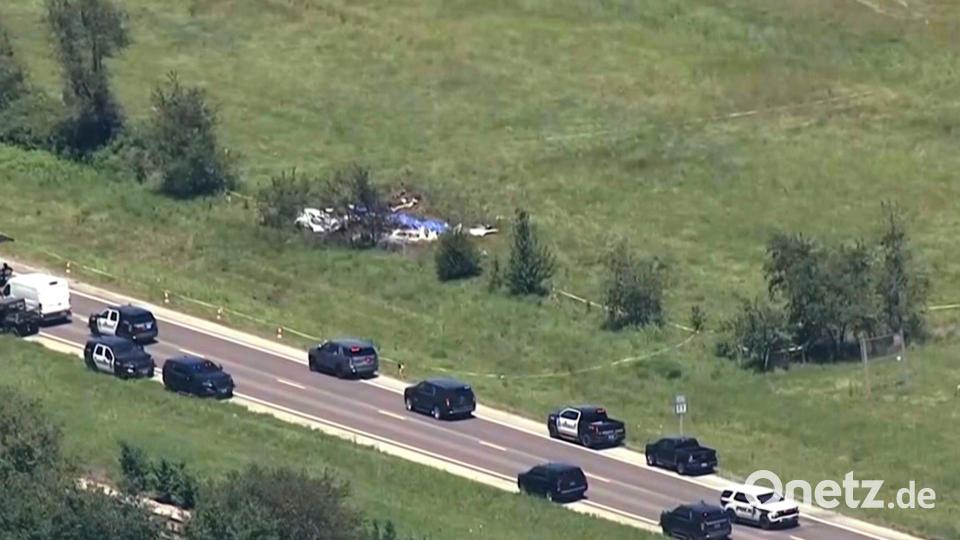 Angehörige am Boden wurden Zeugen des Absturzes. Bild: -/KMBC-TV/dpa