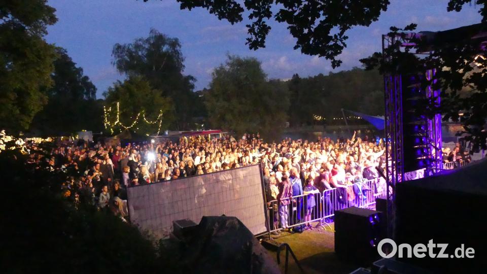 Das Publikum genoss am Rußweiher eine traumhafte Sommernacht. Bild: Walther Hermann