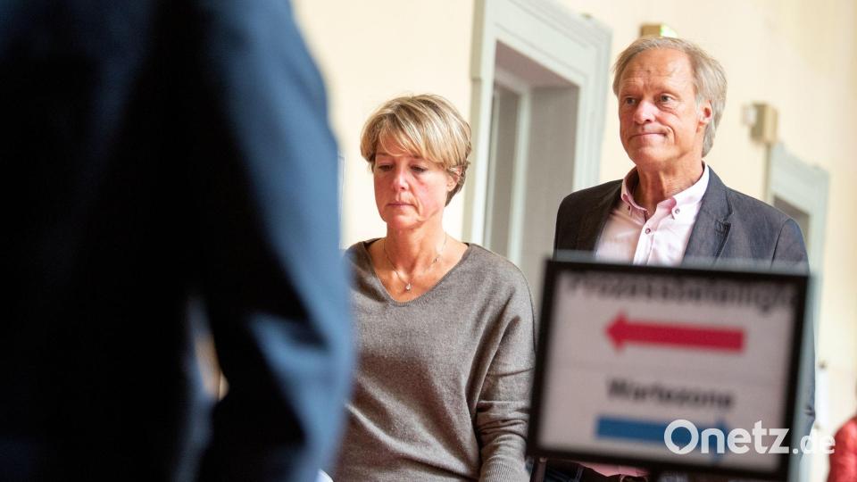 Christina Block und ihr Lebensgefährte Gerhard Delling auf dem Gerichtsflur. Bild: Daniel Bockwoldt/dpa