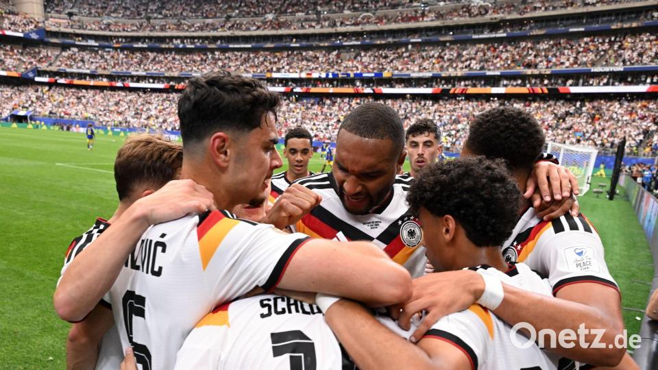 Da wächst etwas zusammen: Die deutsche Jubeltraube nach dem zweiten Tor. Bild: Xiao Yijiu/XinHua/dpa