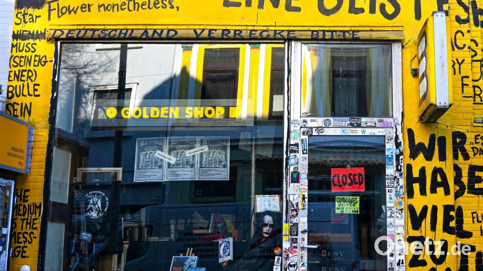 An der bisherigen Fassade sorgte der Spruch „Deutschland verrecke bitte“ für Aufruhr. (Archivfoto) Bild: Sina Schuldt/dpa