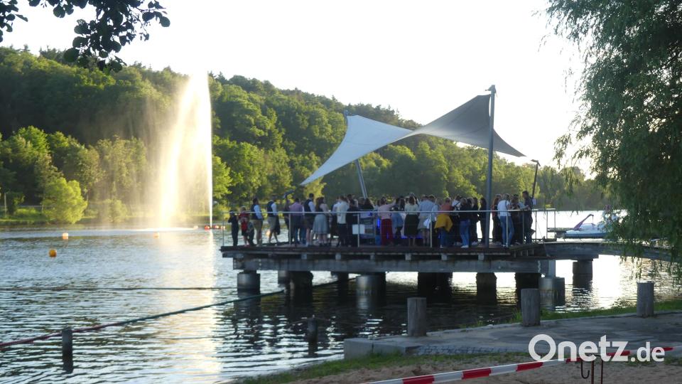 Die Seebühne am Rußweiher in Eschenbach wurde zur Getränkebar umfunktioniert. Bild: Walther Hermann