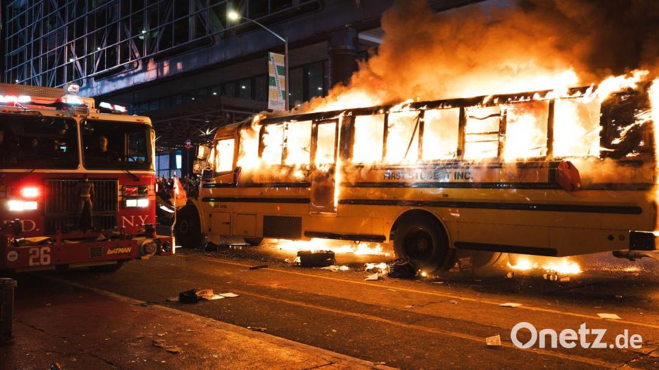 Die Feierlichkeiten in New York schlagen später in Gewalt um. Bild: Derek French/ZUMA Press Wire/dpa