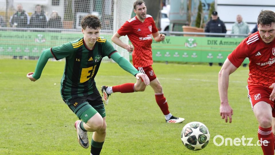 Simon Koberstein (links) von der DJK Ammerthal ist hier im Sprint mit seinem Gegenspieler vom TSC Neuendettelsau. Bild: Hubert Ziegler