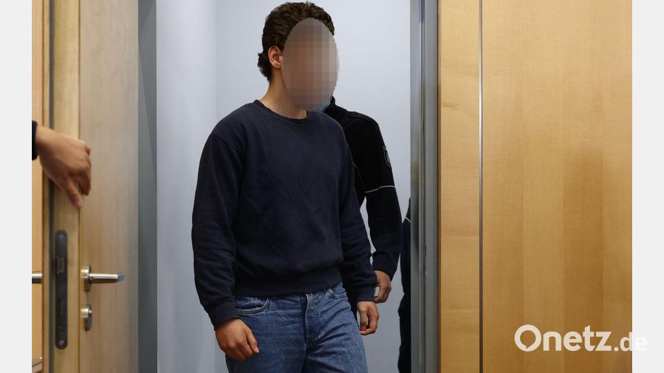 Der Angeklagte betritt den Gerichtssaal. Bild: Rolf Vennenbernd/dpa