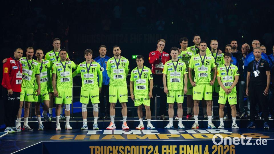 Enttäuschte Handballer der Füchse Berlin nach der zweiten Silbermedaille in der Champions League in Folge. Bild: Marius Becker/dpa