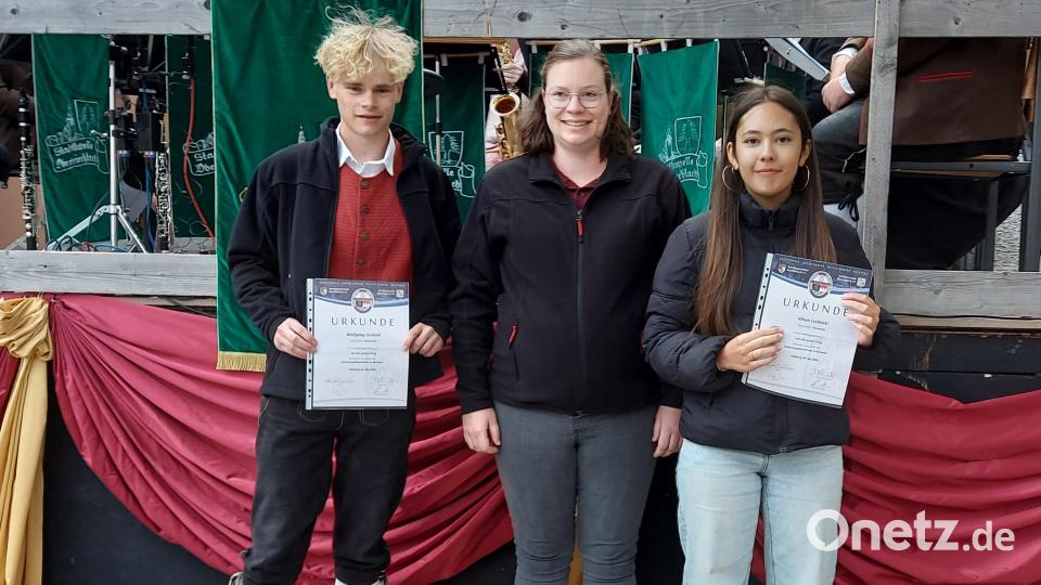 Im Rahmen des Konzertabends überreichte die Vorsitzende Anna-Maria Prey an die jungen Musiker Wolfgang Uschold und Aileen Lurbiecki das bronzene Abzeichen. Bild: Georg Lang