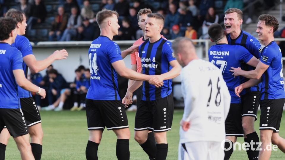Gleich fünf Mal durften die Spieler der SpVgg SV Weiden am Freitagabend einen Torerfolg bejubeln. Bild: Gerhard Büttner