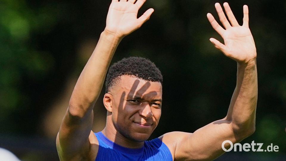 Kapitän Kylian Mbappé will Trainer Didier Deschamps mit einem WM-Titel verabschieden. (Archivbild) Bild: Martin Meissner/AP/dpa